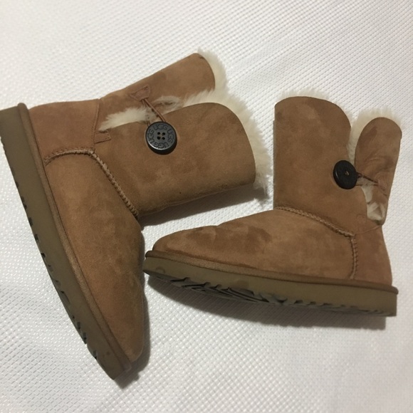 UGG Shoes - UGG Bailey Button Chestnut Size 7